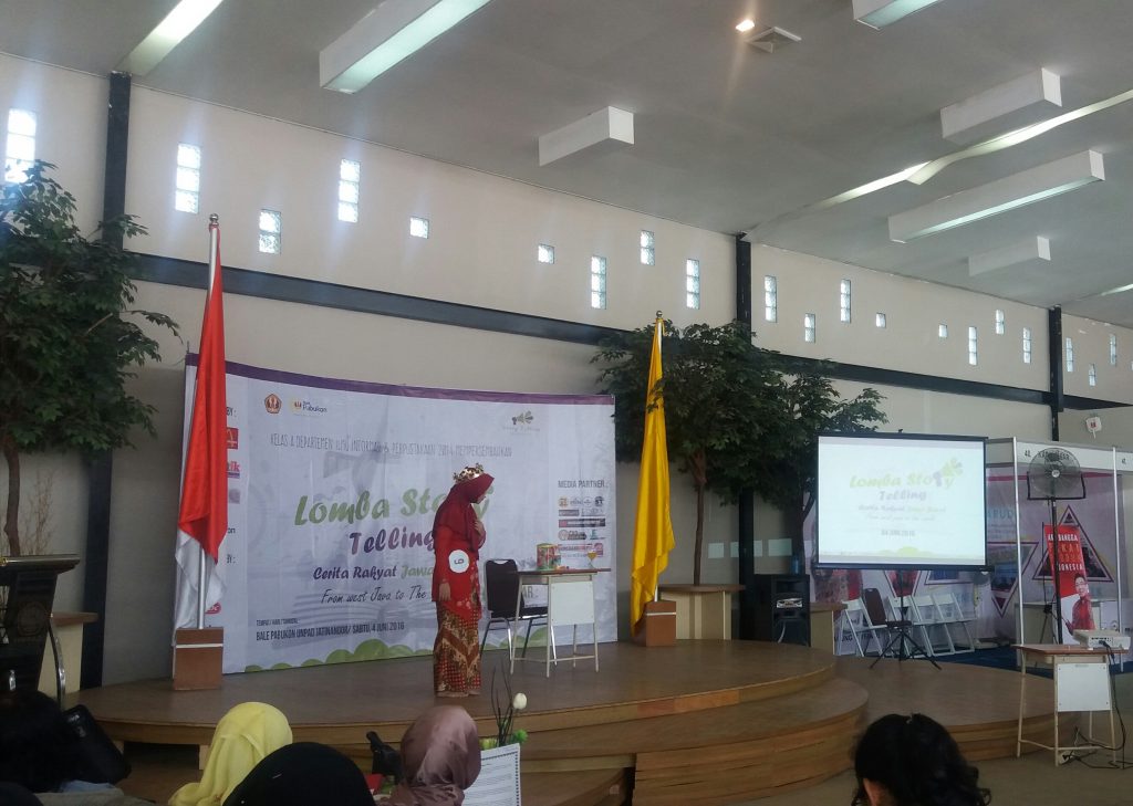 Penampilan peserta no. 6 dalam acara StoryTelling Cerita Rakyat Jawa Barat di Bale Pabukon.