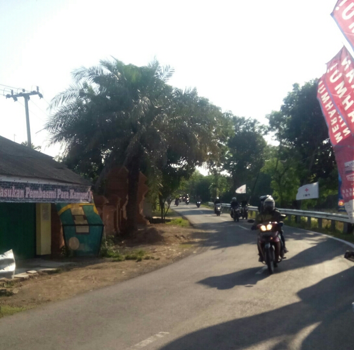 Pemudik yang melintas di jalan Cilamaya Wetan, Karawang. Foto: Nj
