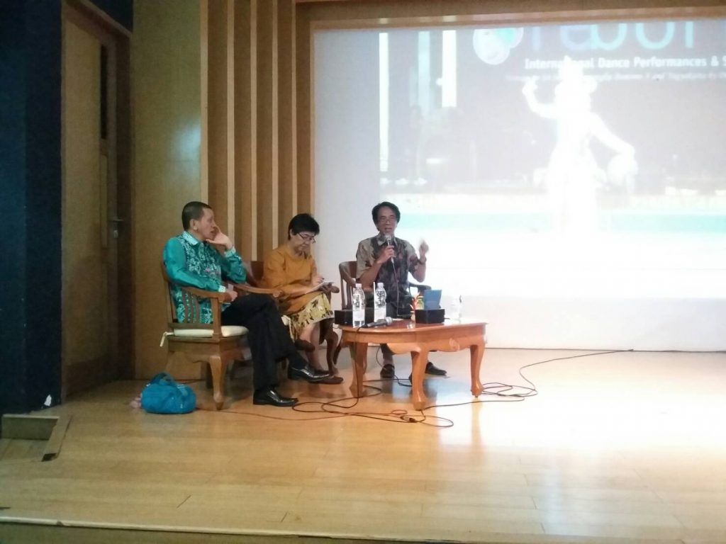 (Sesi diskusi seminar Panggung, Seni dan Antropogi) Foto: Lavienia Rieska