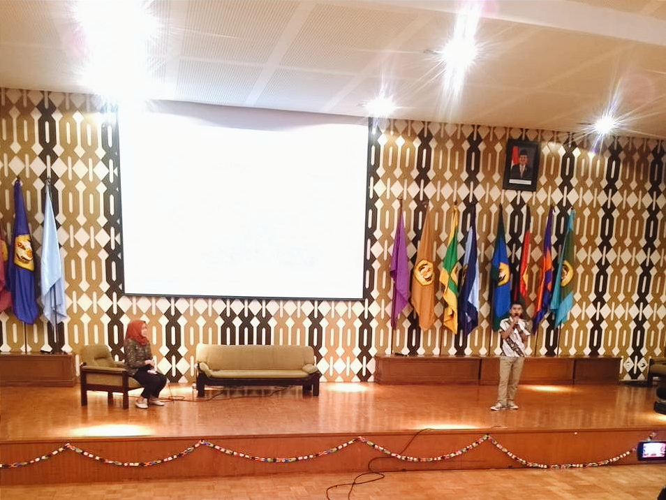 Seminar bersama awardee LPDP, Arie Ariyanto, mahasiswa Sastra Sunda Universitas Padjadjaran. (Foto: Sifa Deana)